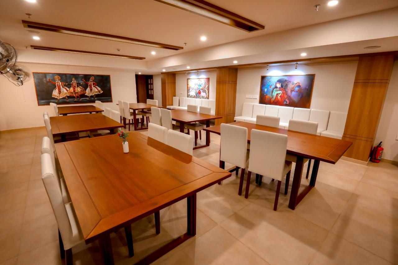 Krishnavalsam Regency Hotel Guruvāyūr Buitenkant foto