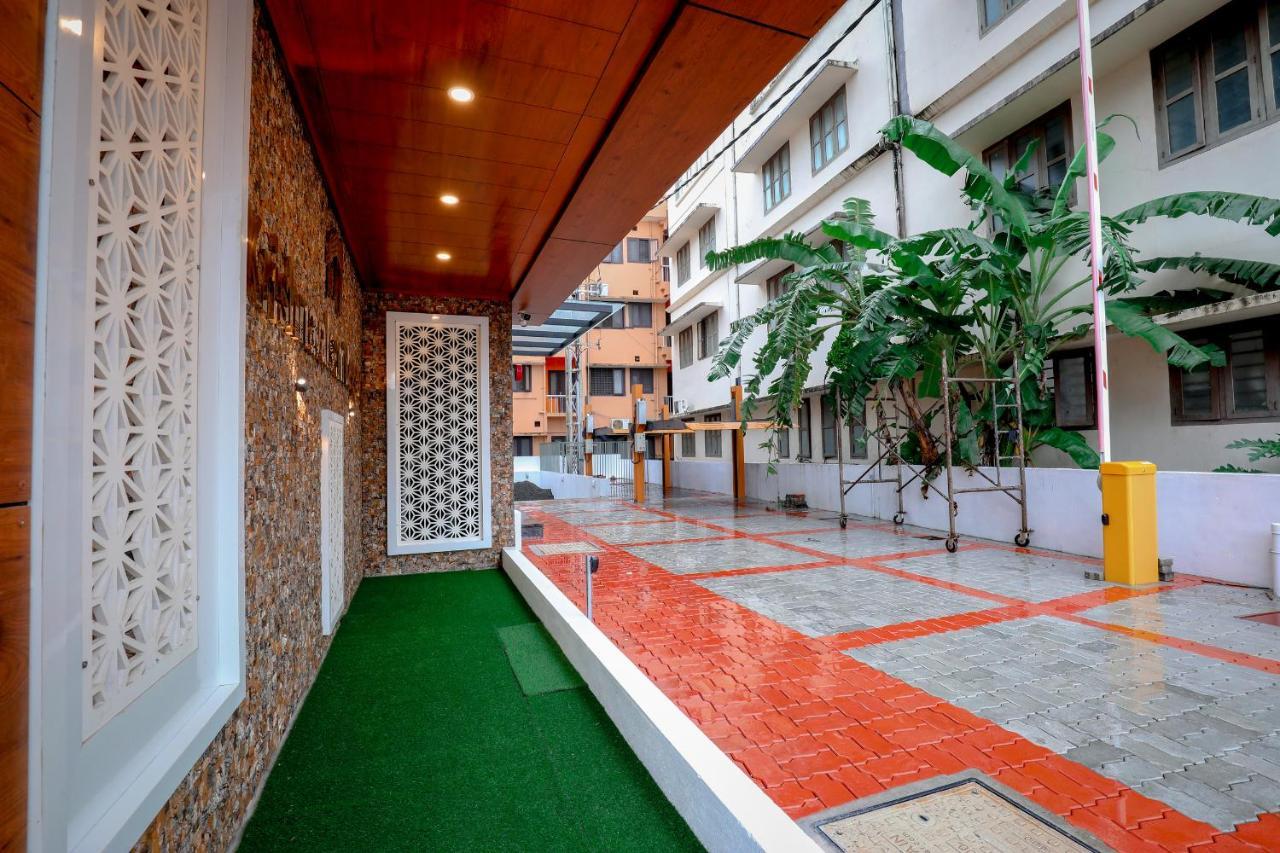 Krishnavalsam Regency Hotel Guruvāyūr Buitenkant foto