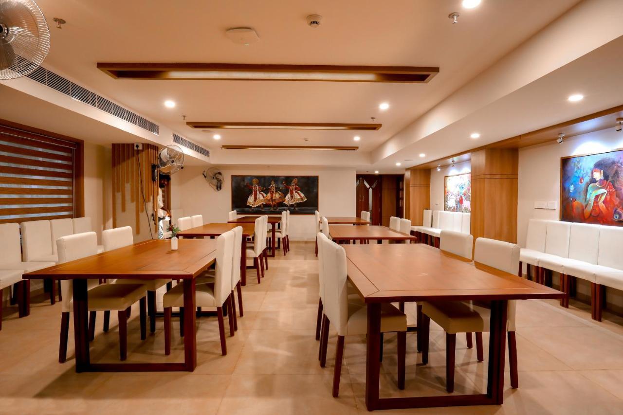 Krishnavalsam Regency Hotel Guruvāyūr Buitenkant foto