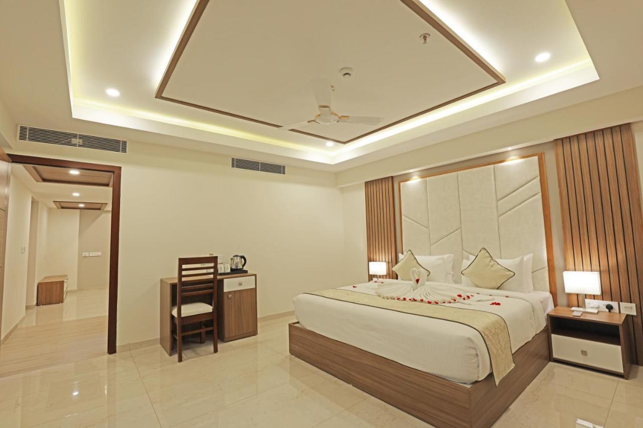 Krishnavalsam Regency Hotel Guruvāyūr Buitenkant foto